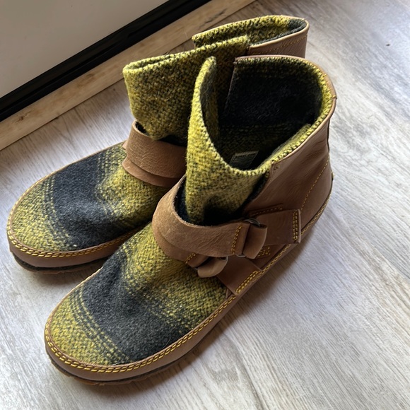 Shoes - SOLD Sorel slip on ankle boots 🥾 size 9.5 preloved ❤️